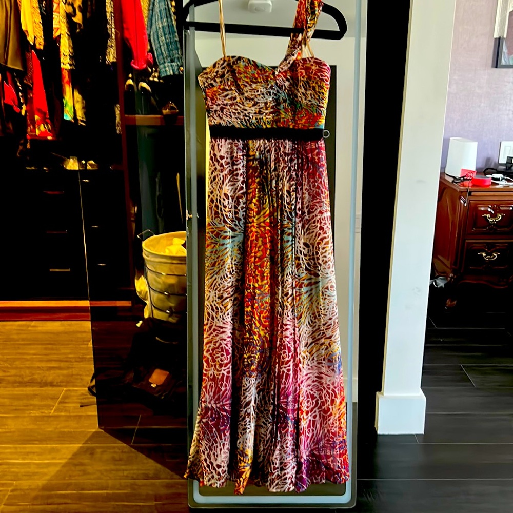 Is a long dress bcbg size 2 perused cut the longe is for a 5 feet women